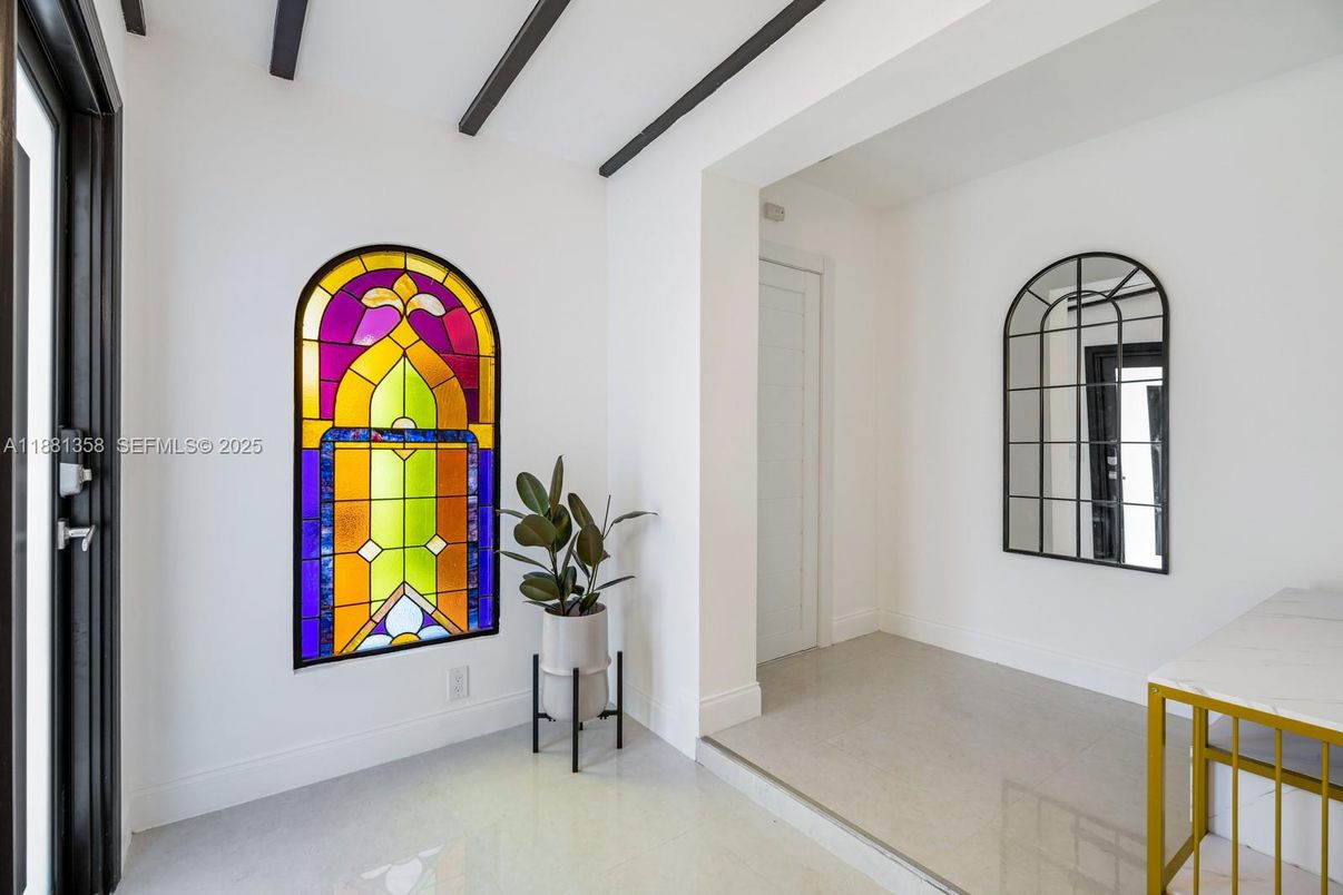 Empty room, Interior, Wooden Beams
