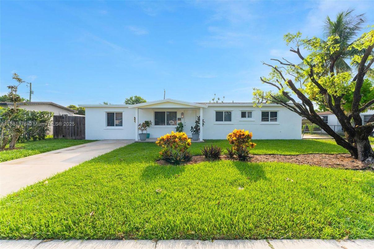 Backyard, Exterior, Facade, Ranch