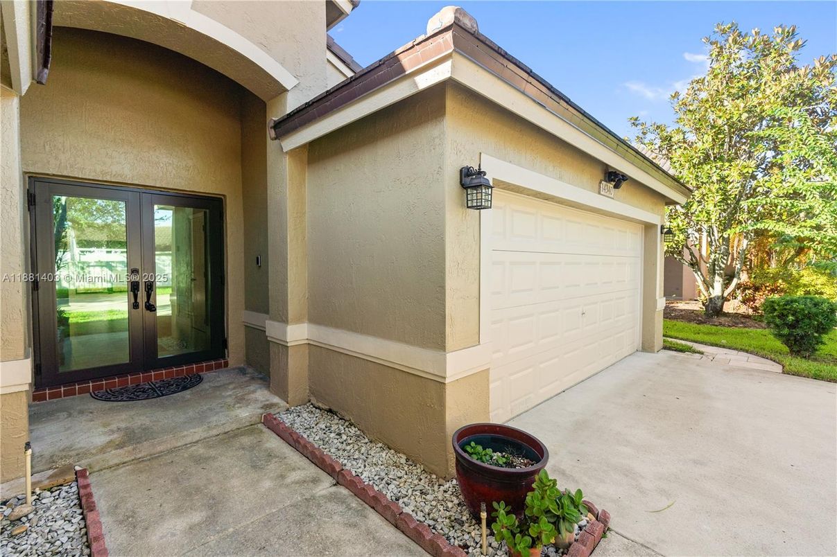 Detached Garage, Exterior