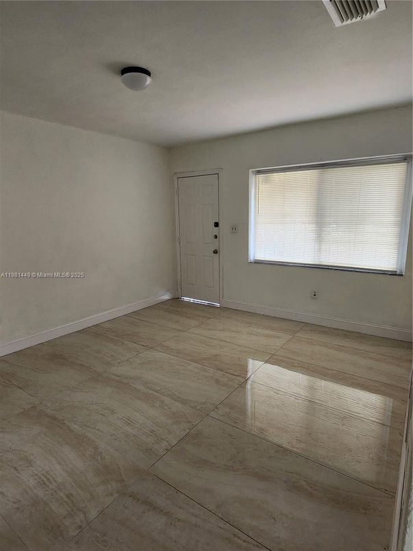Empty room, Interior