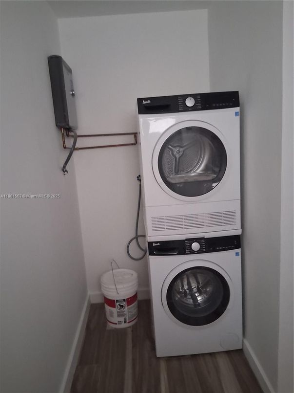 Interior, Utility Closets, Washer, Wood Texture Flooring