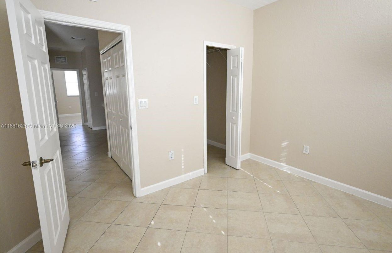 Empty room, Interior