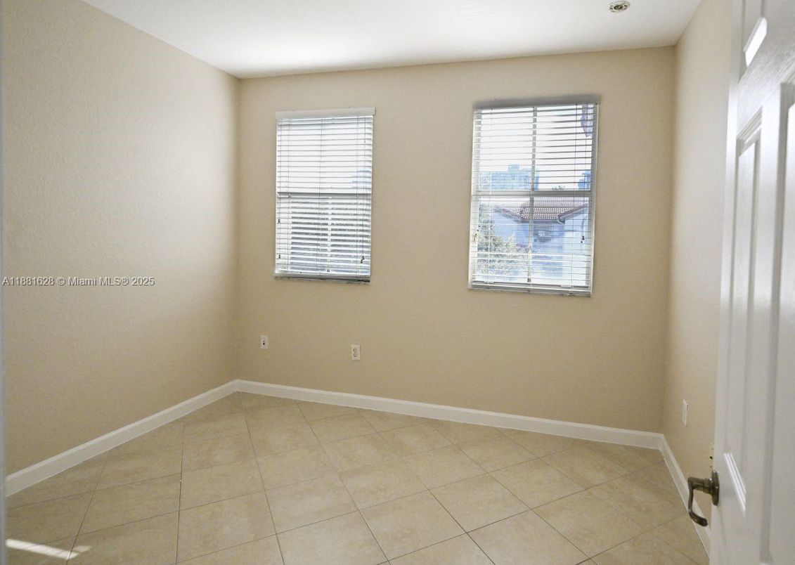 Empty room, Interior