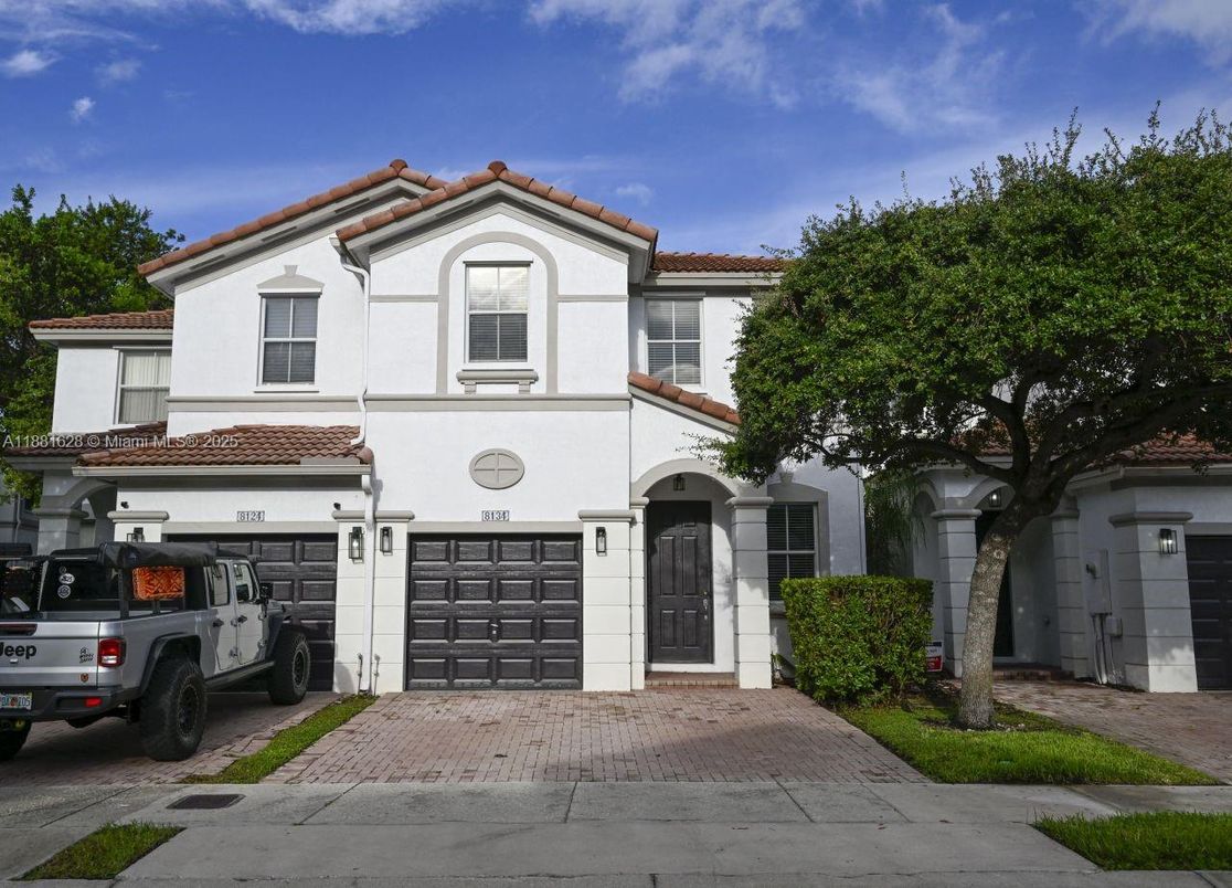 Attached, Exterior, Facade, Mediterranean