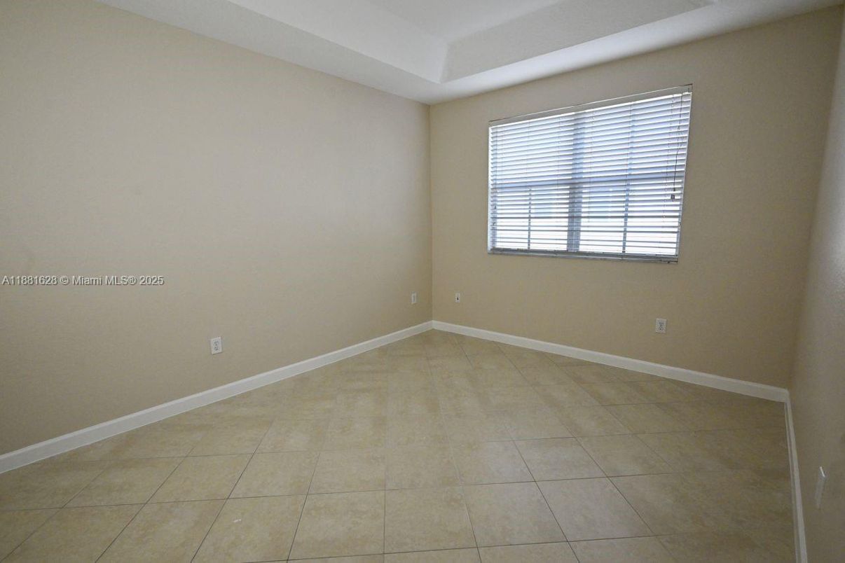 Empty room, Interior