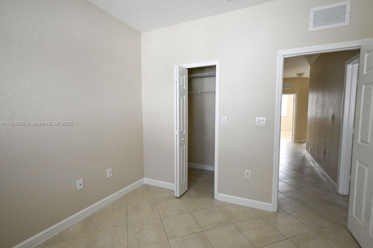 Empty room, Interior