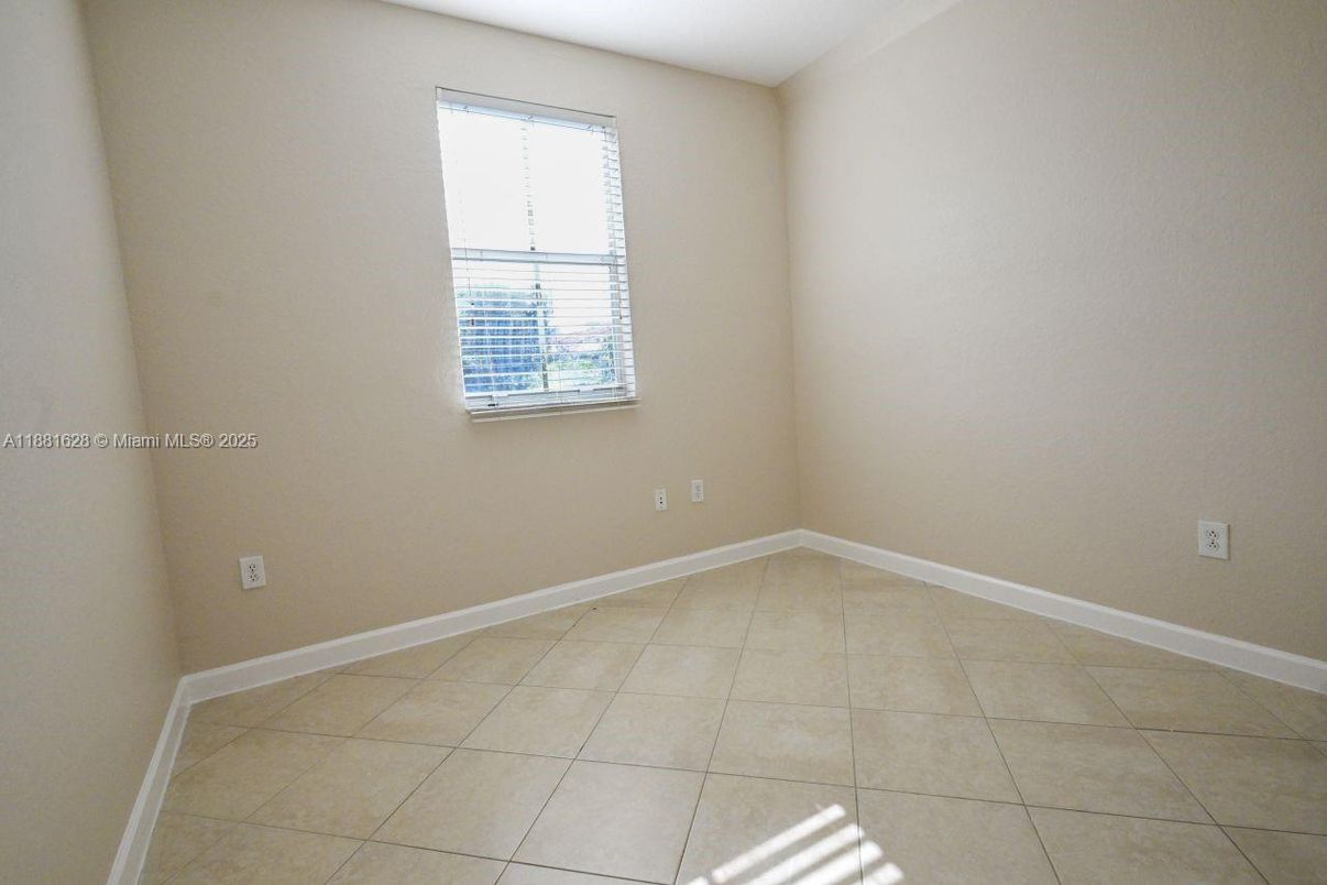 Empty room, Interior