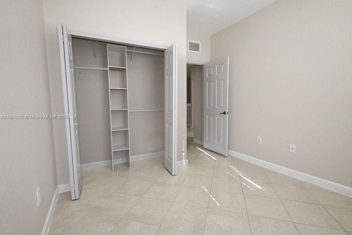 Empty room, Interior
