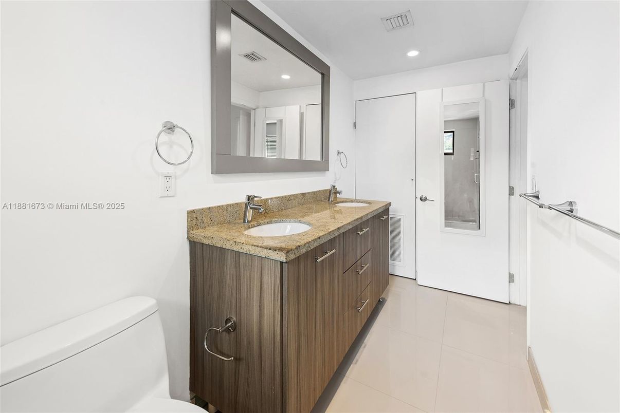 Bathroom, Dual Sink Vanities, Interior, Recessed Lighting