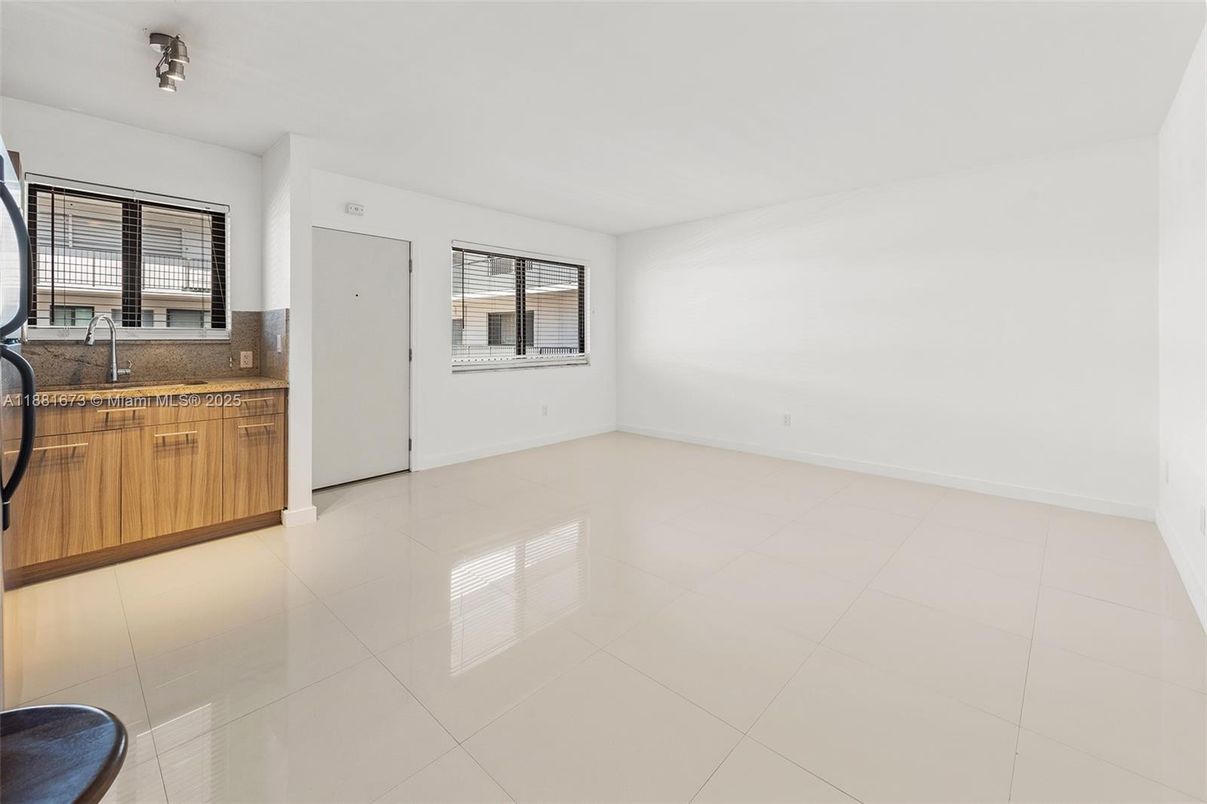 Empty room, Interior