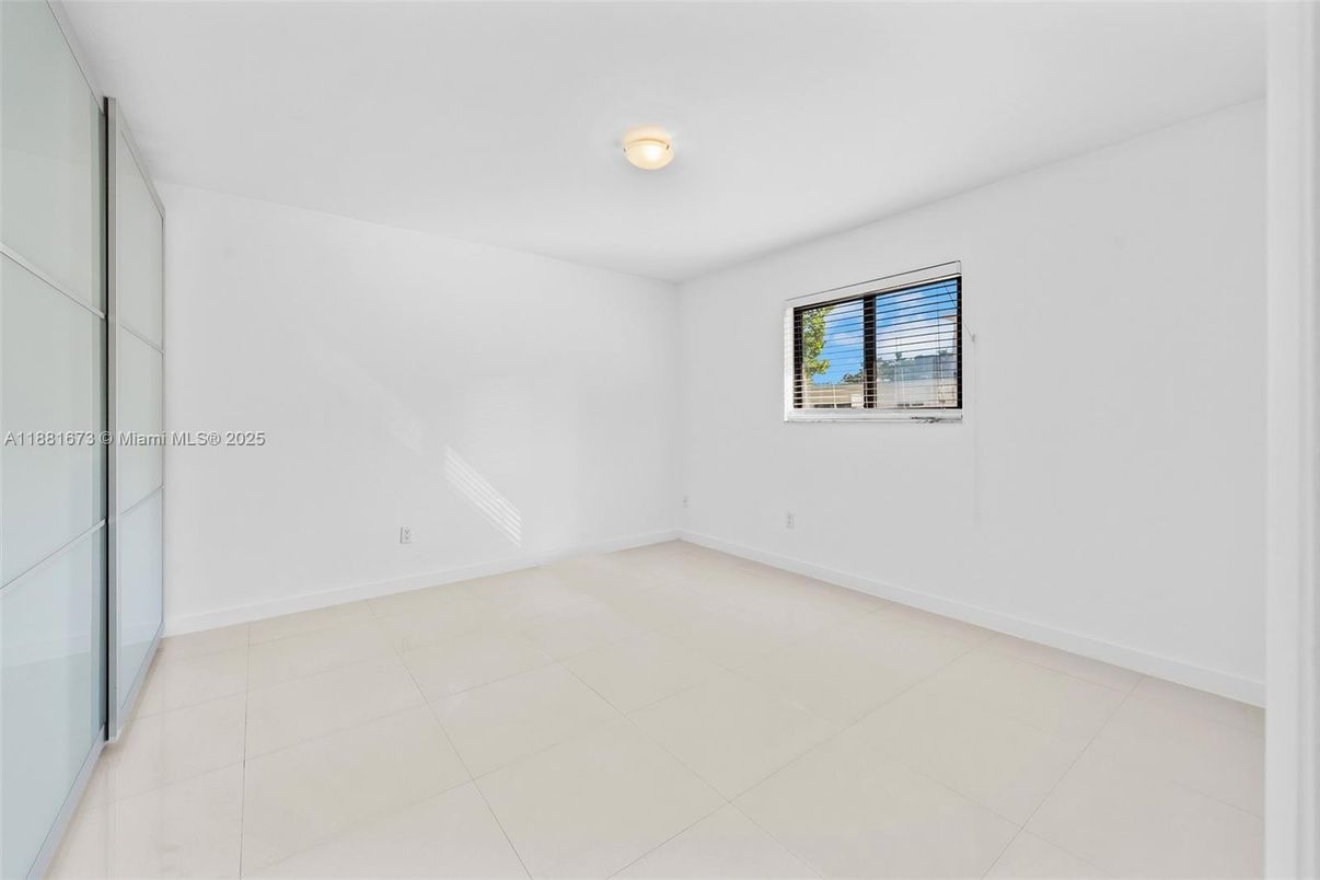 Empty room, Interior