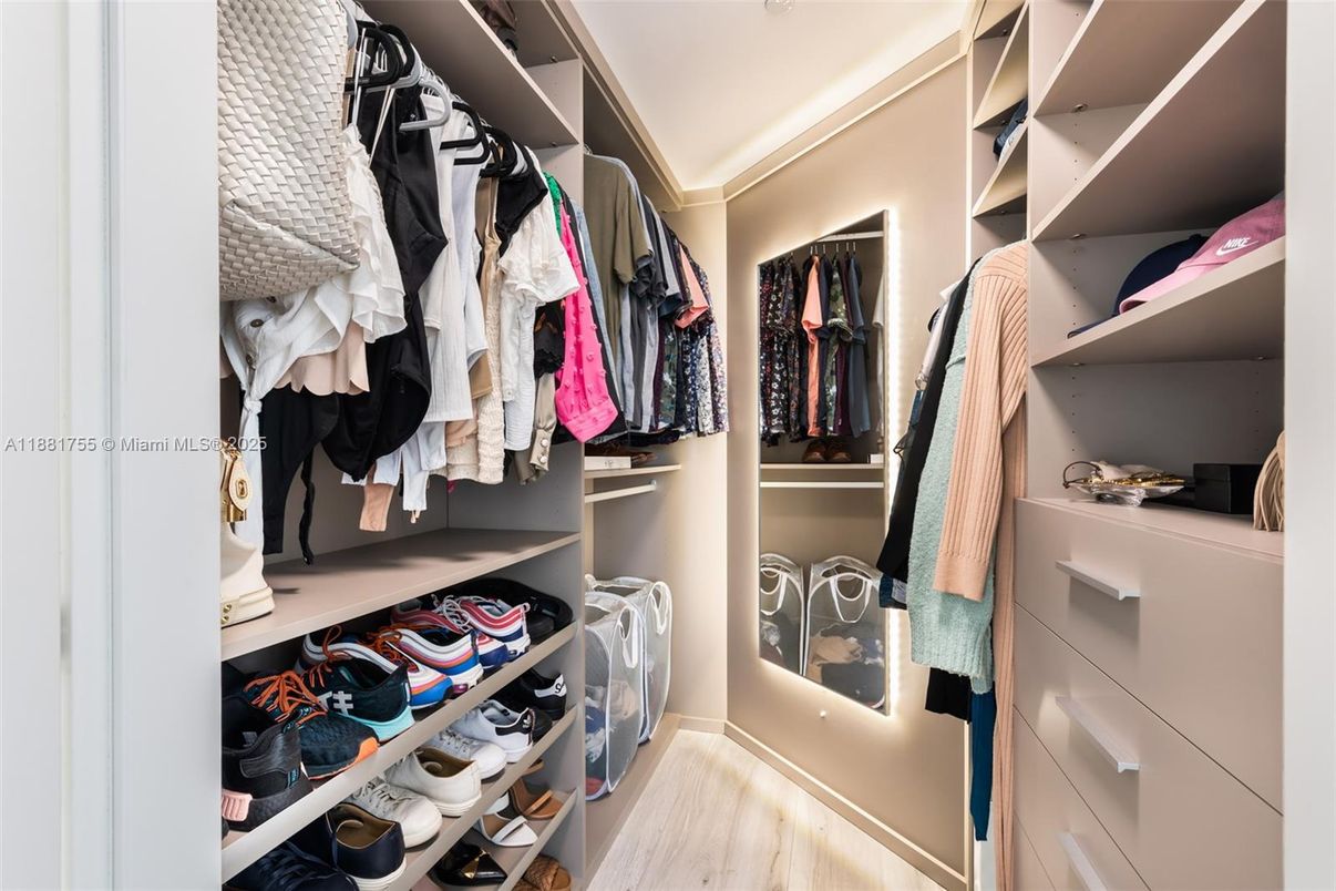 Interior, Walk-in Closets, Wood Texture Flooring