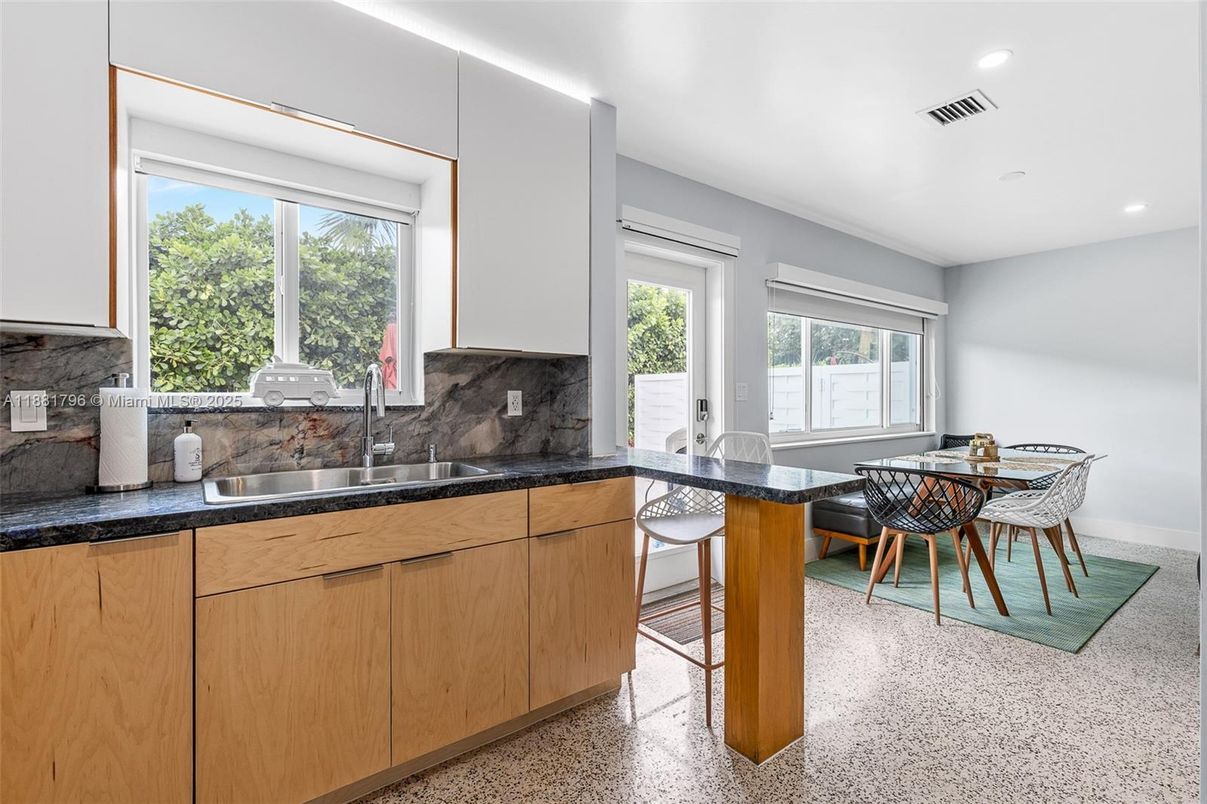 Dining room, Interior, Kitchen, Recessed Lighting