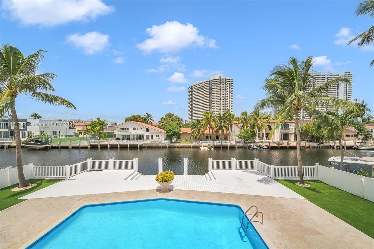 Exterior, Pool, Water