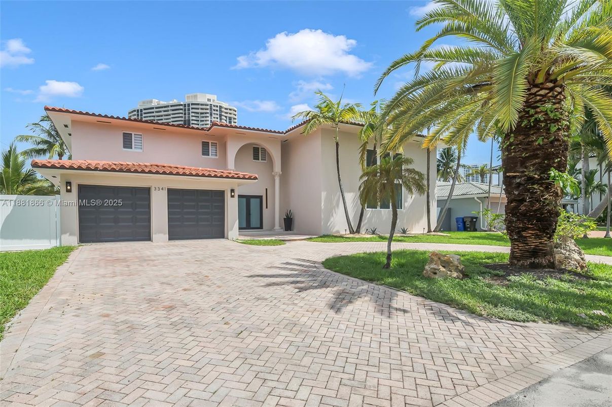 Attached, Exterior, Facade, Mediterranean