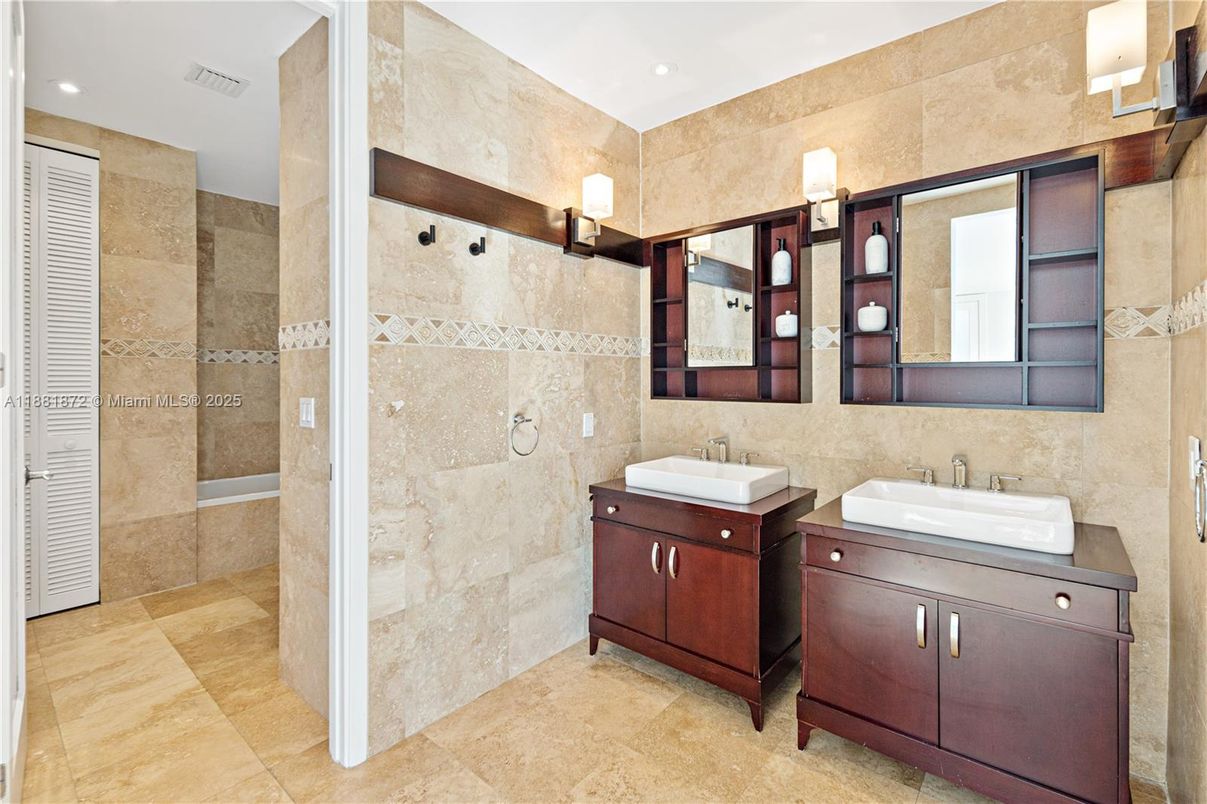 Bathroom, Dual Sink Vanities, Interior, Recessed Lighting