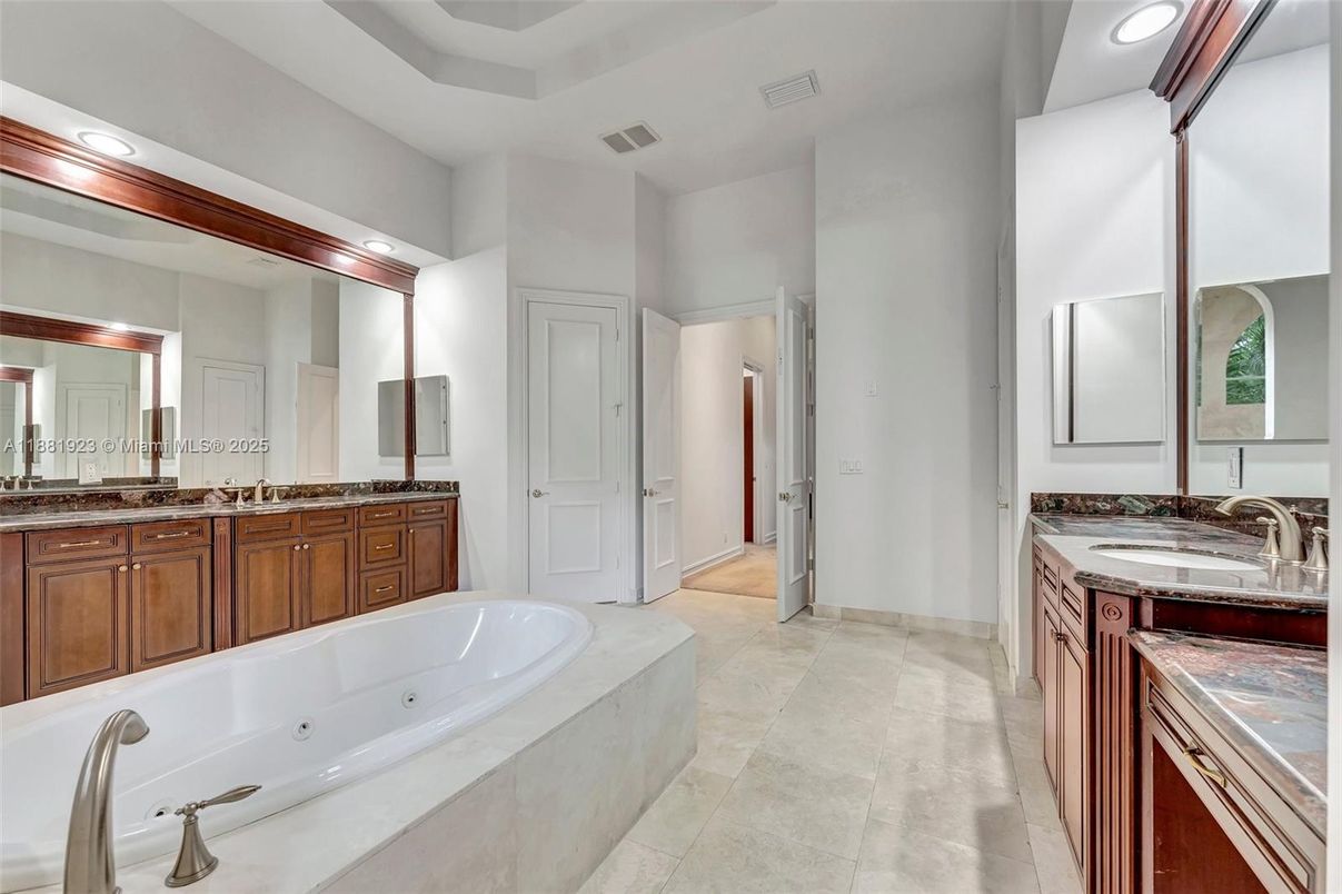 Bathroom, Dual Sink Vanities, Interior, Recessed Lighting