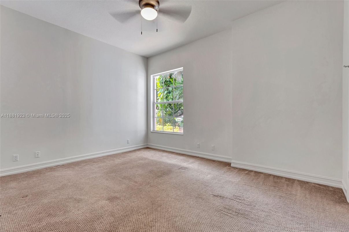 Empty room, Interior