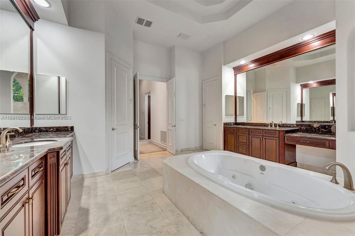 Bathroom, Dual Sink Vanities, Interior, Recessed Lighting