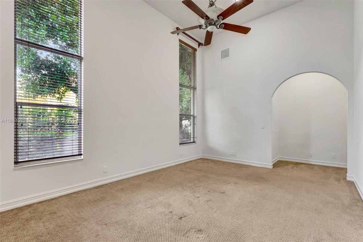 Empty room, Interior