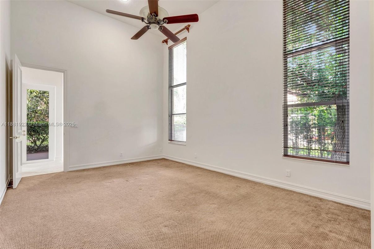 Empty room, Interior