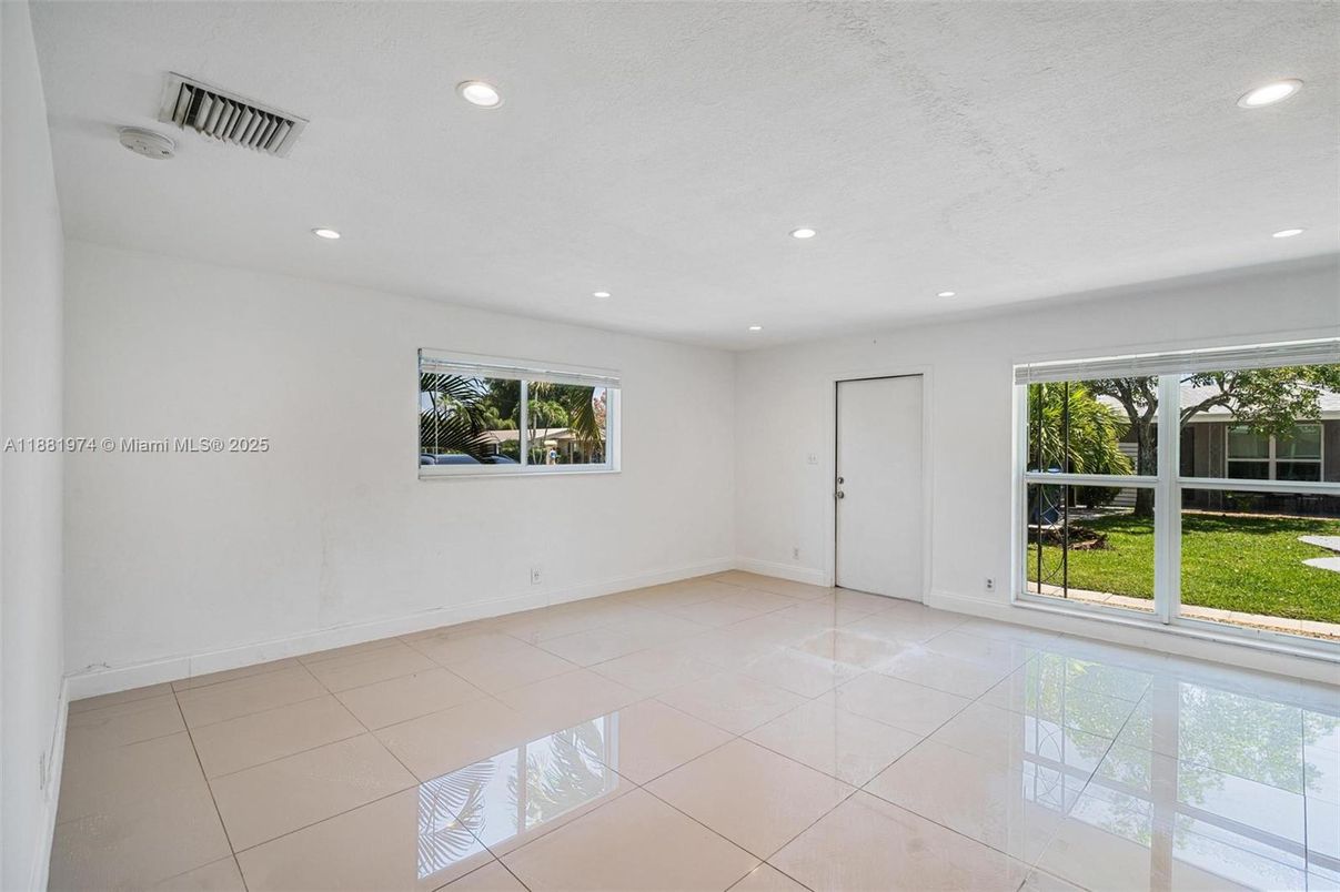 Empty room, Interior, Recessed Lighting