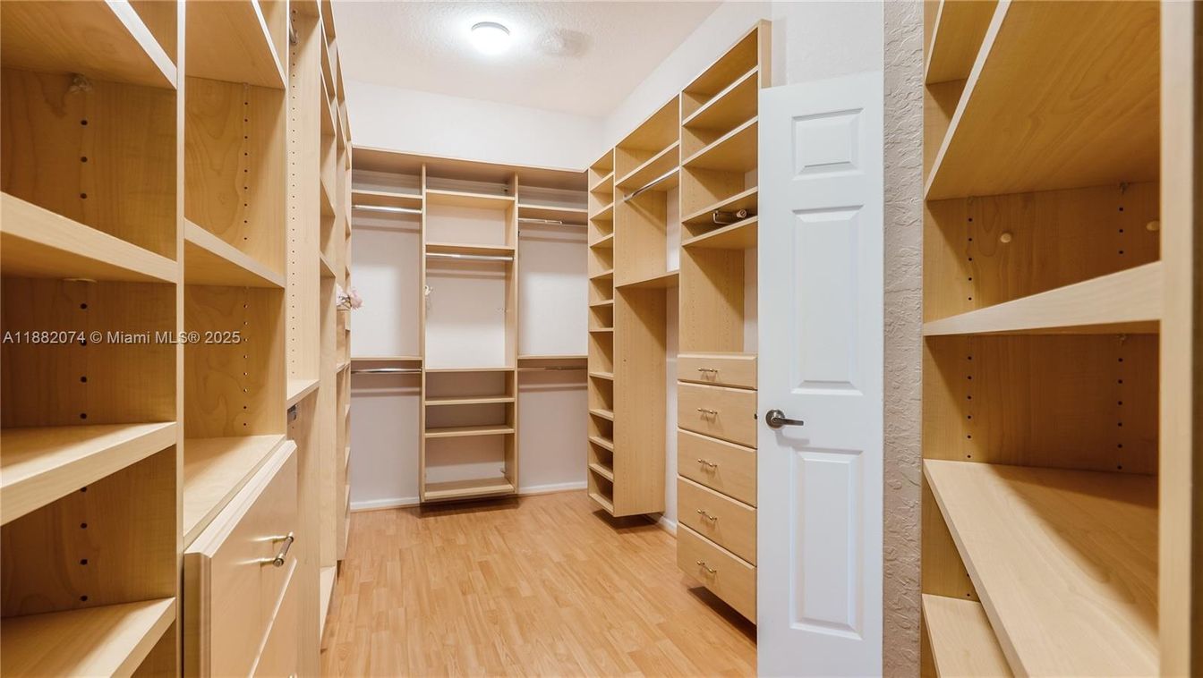 Interior, Walk-in Closets, Wood Texture Flooring