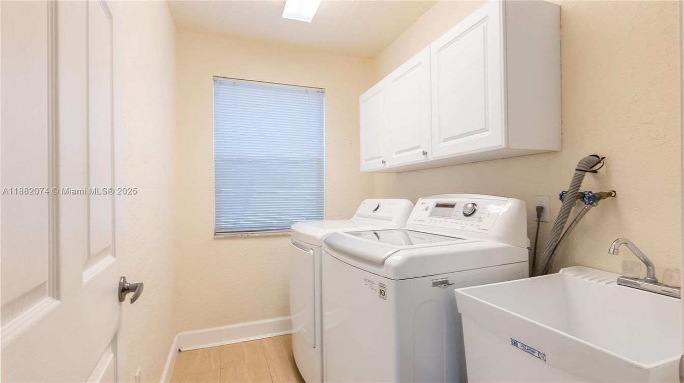 Interior, Washer, Wood Texture Flooring