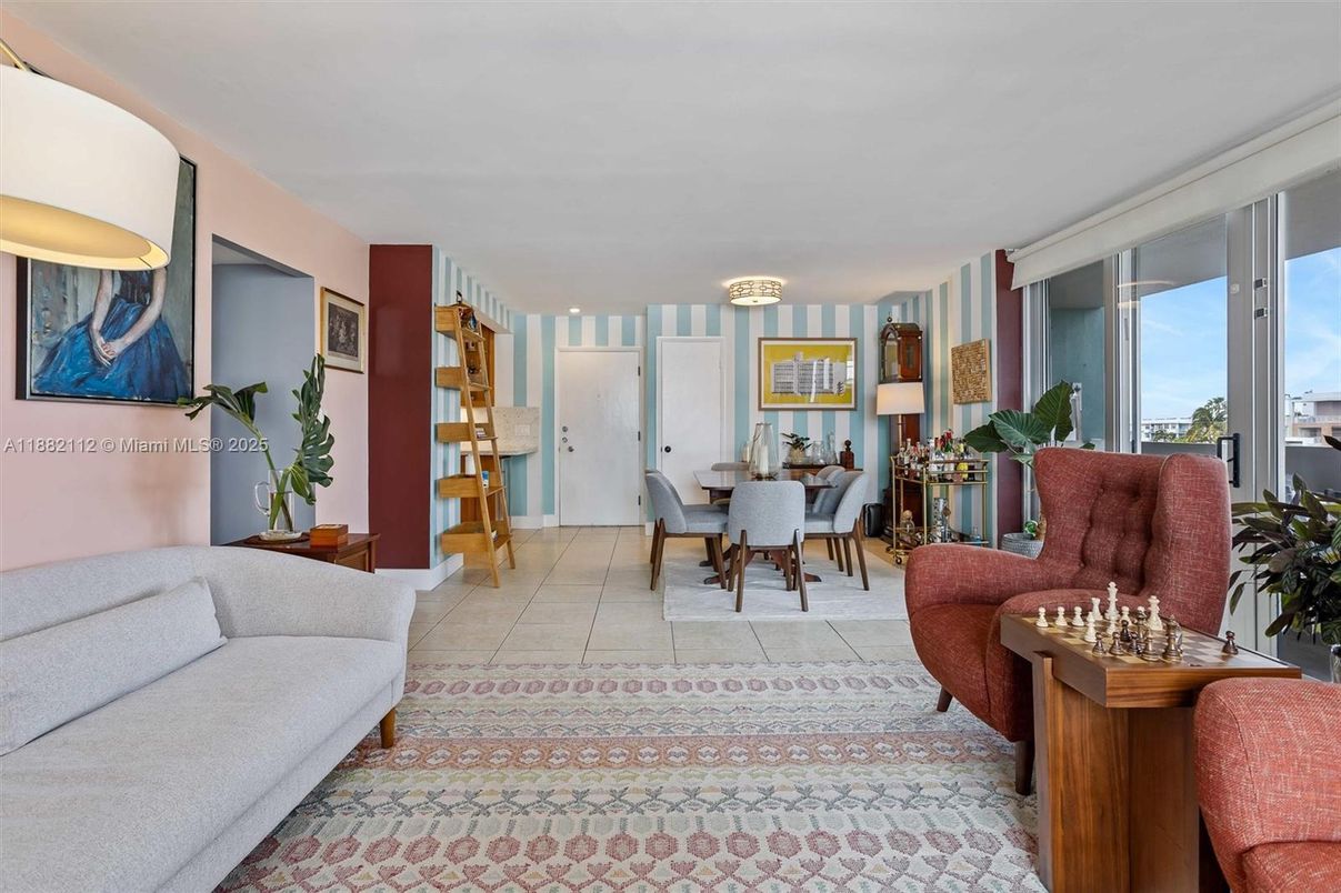 Chandelier, Dining room, Interior, Living room