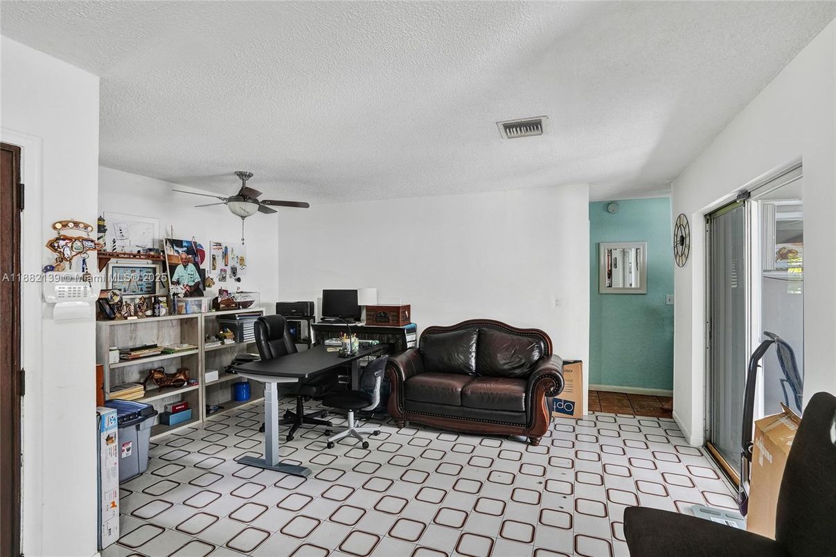 Home Office, Interior