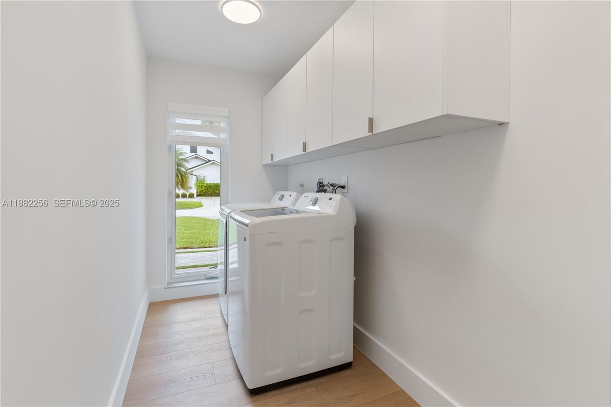 Interior, Recessed Lighting, Washer, Wood Texture Flooring