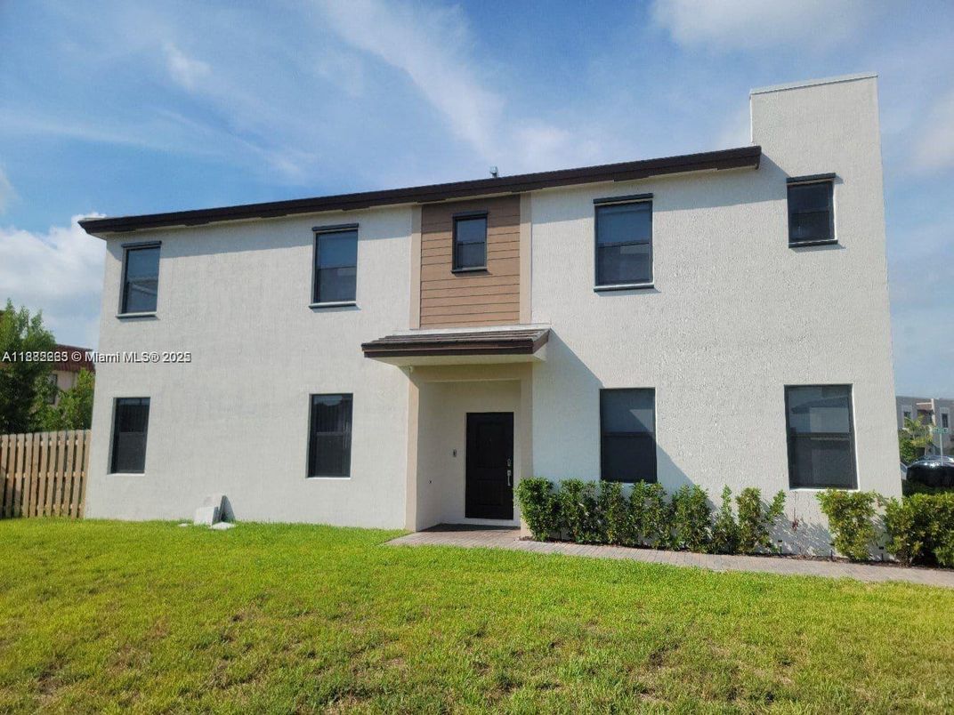 Backyard, Exterior, Facade, Modern