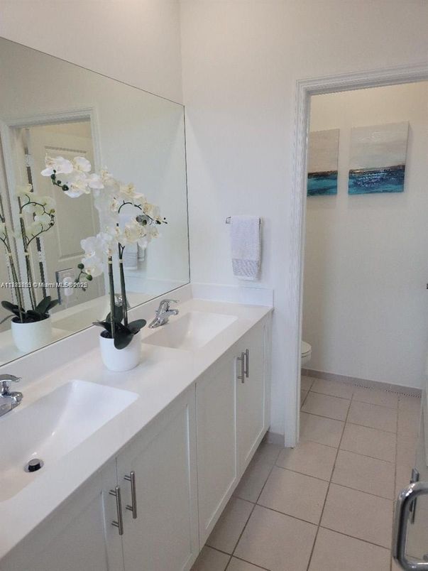 Bathroom, Dual Sink Vanities, Interior