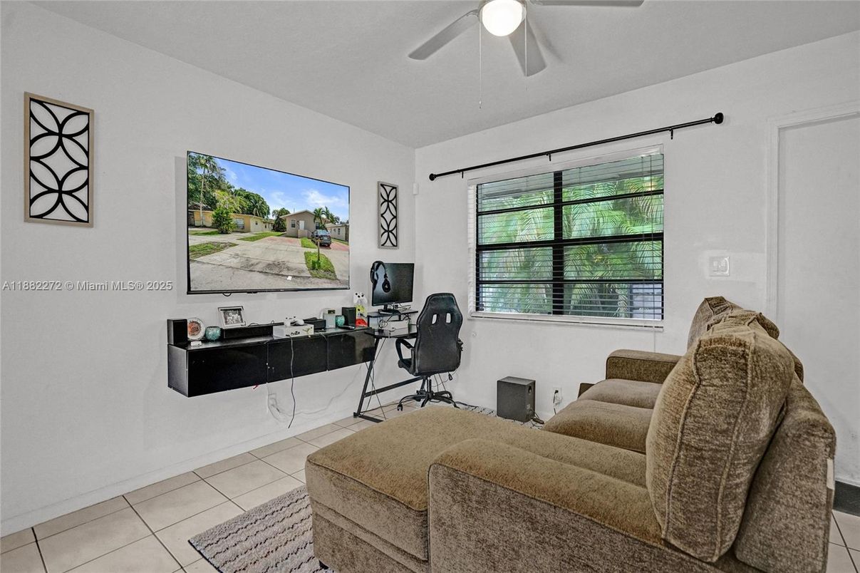 Home Office, Interior