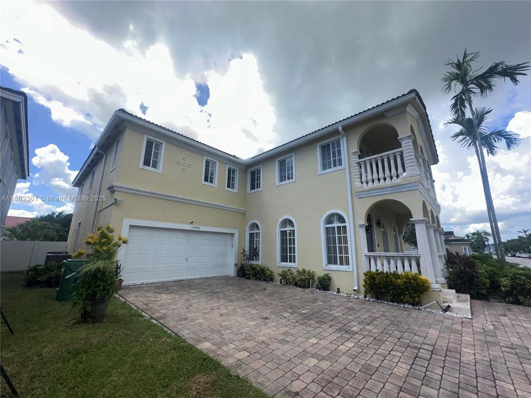 Attached, Exterior, Facade, Mediterranean