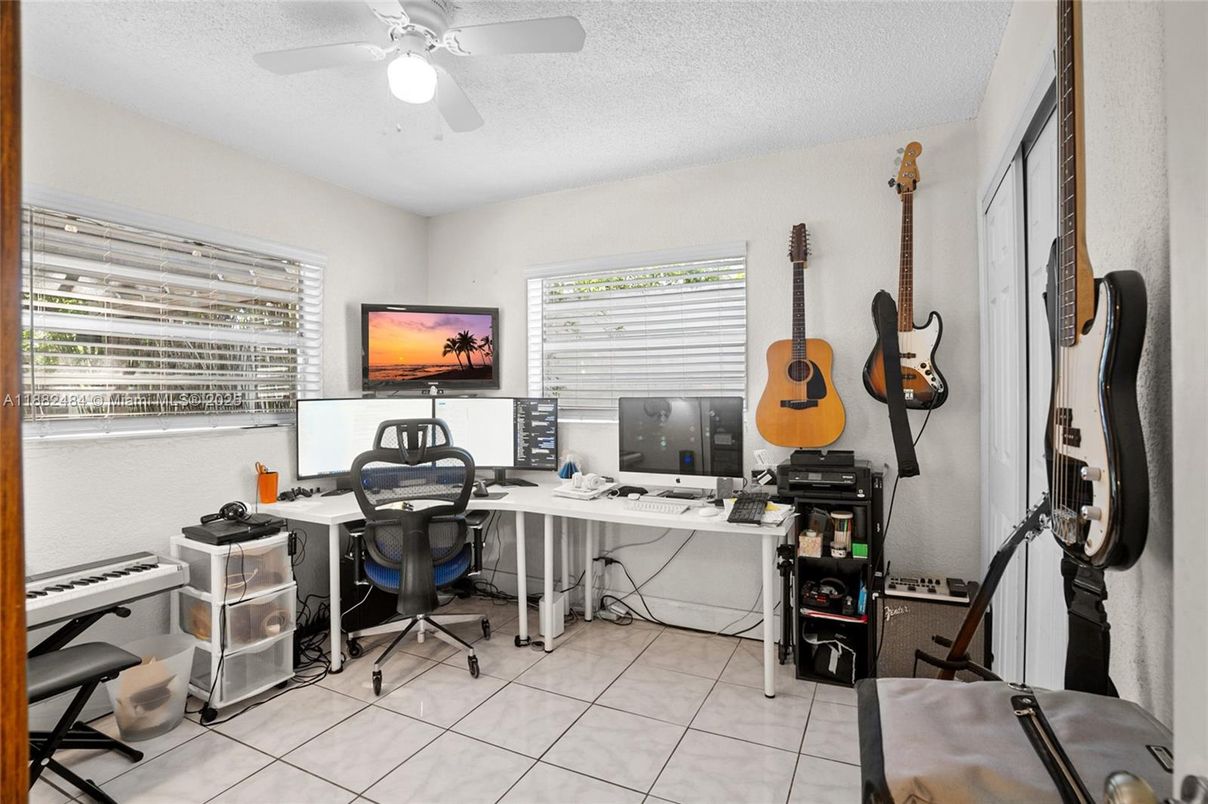 Home Office, Interior