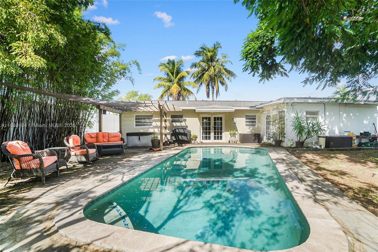 Exterior, Pool