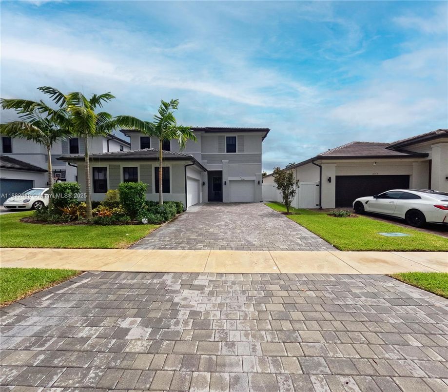 Attached, Exterior, Facade, Mediterranean