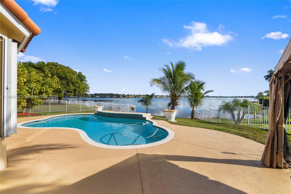 Exterior, Pool, Water