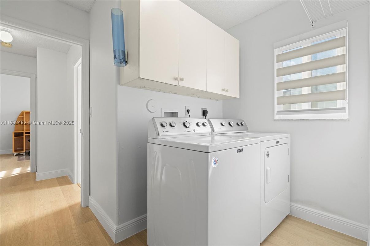 Interior, Washer, Wood Texture Flooring
