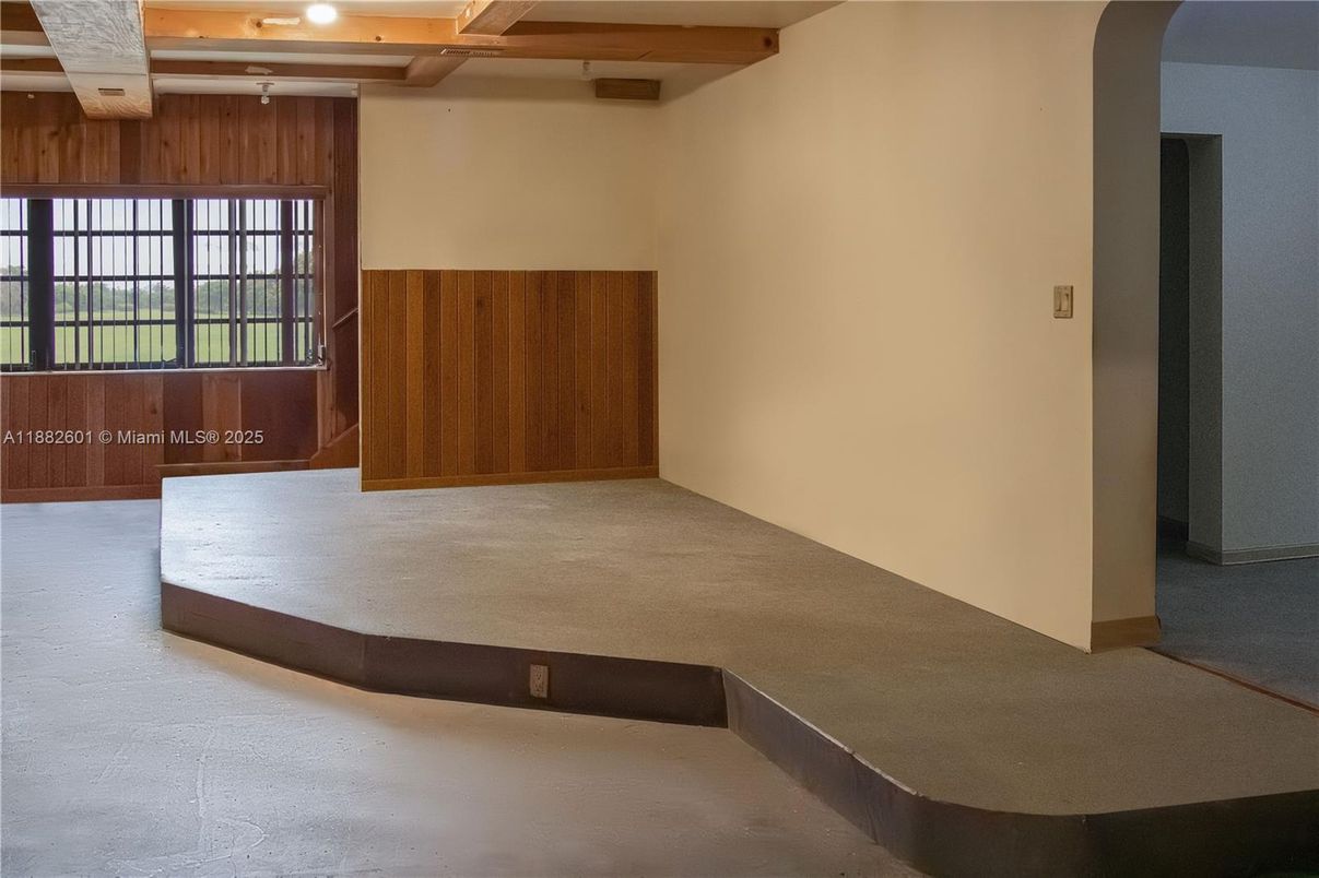 Empty room, Interior