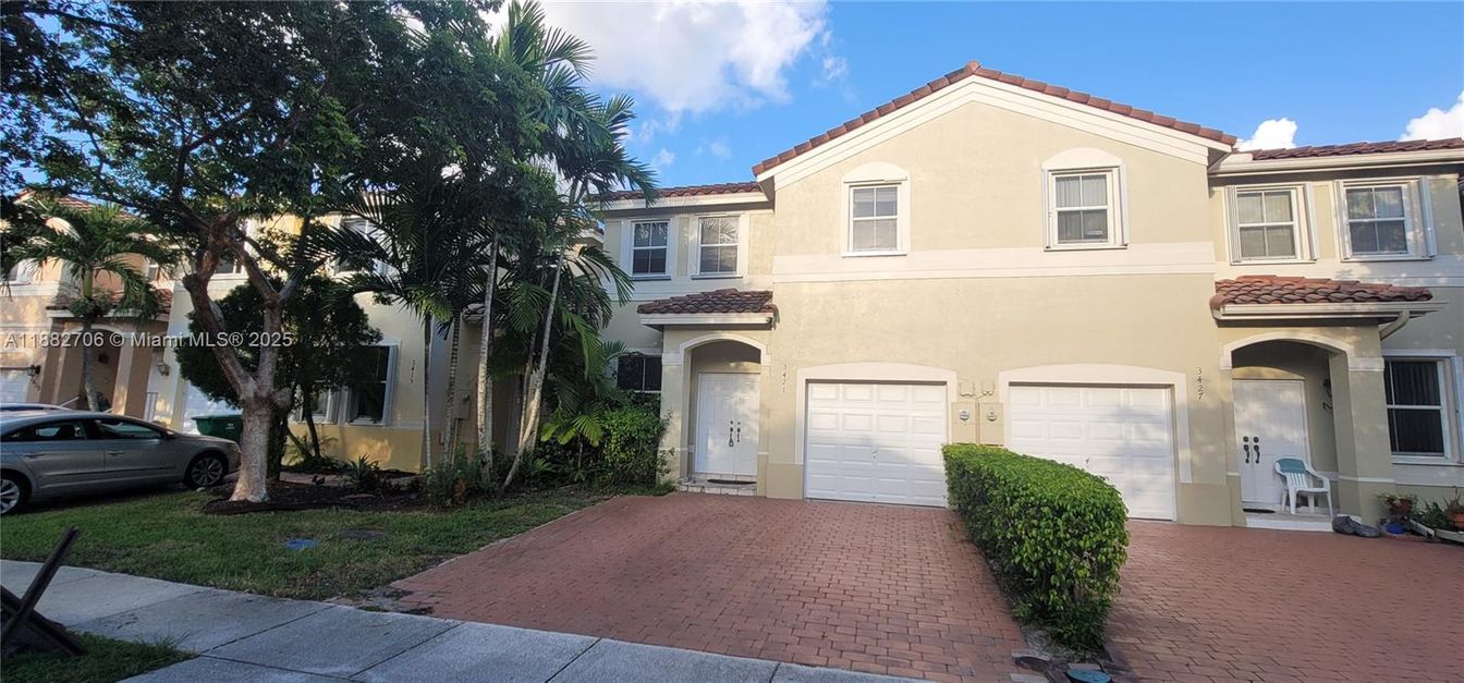 Attached, Exterior, Facade, Mediterranean