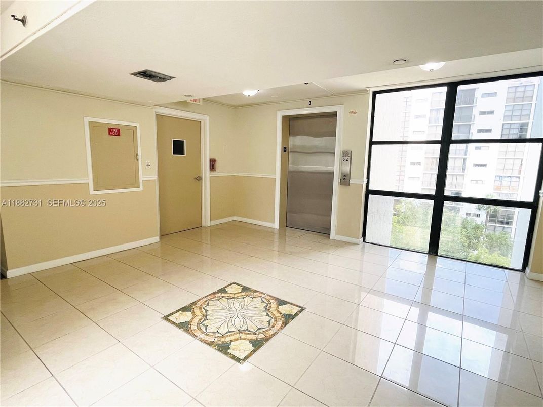 Elevator, Empty room, Interior