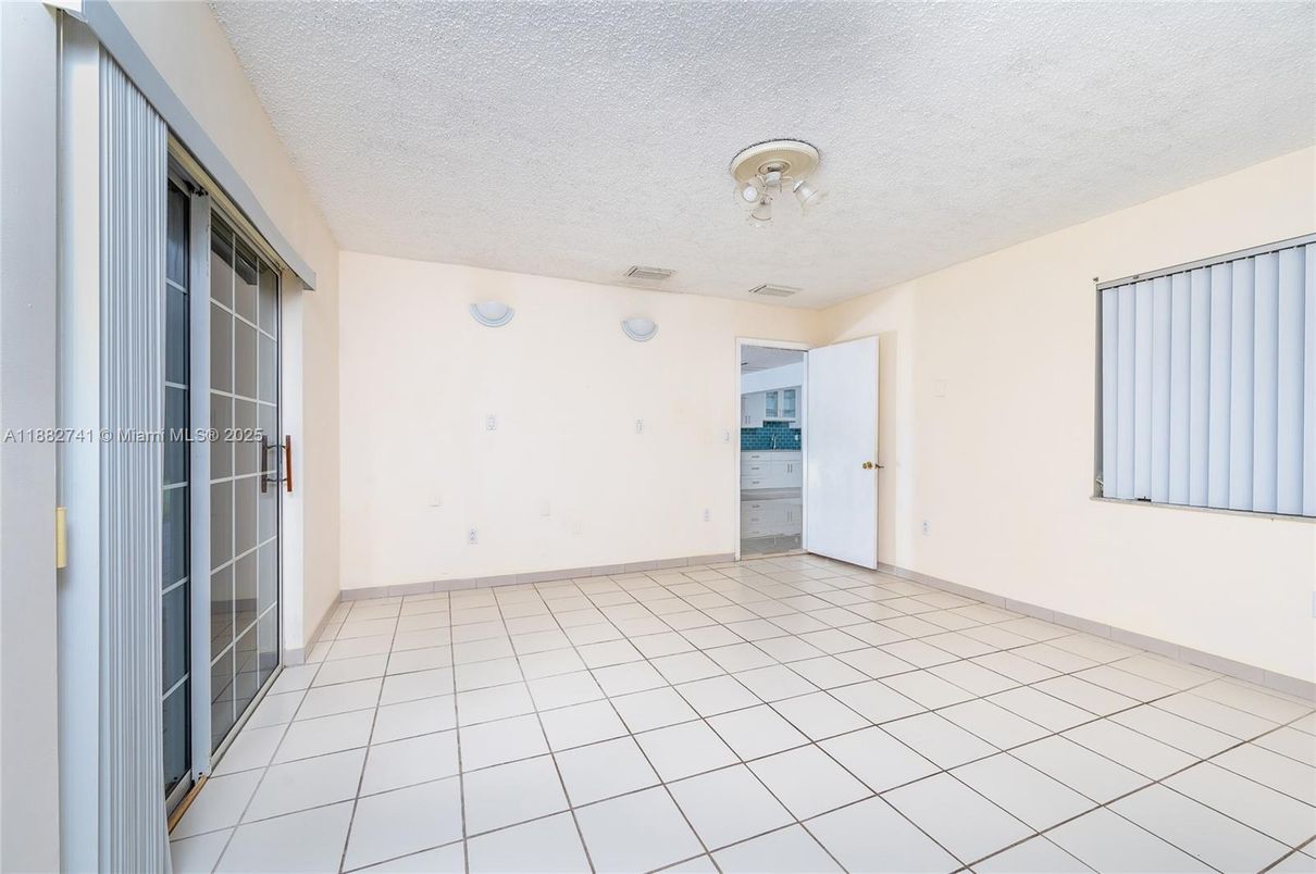 Empty room, Interior