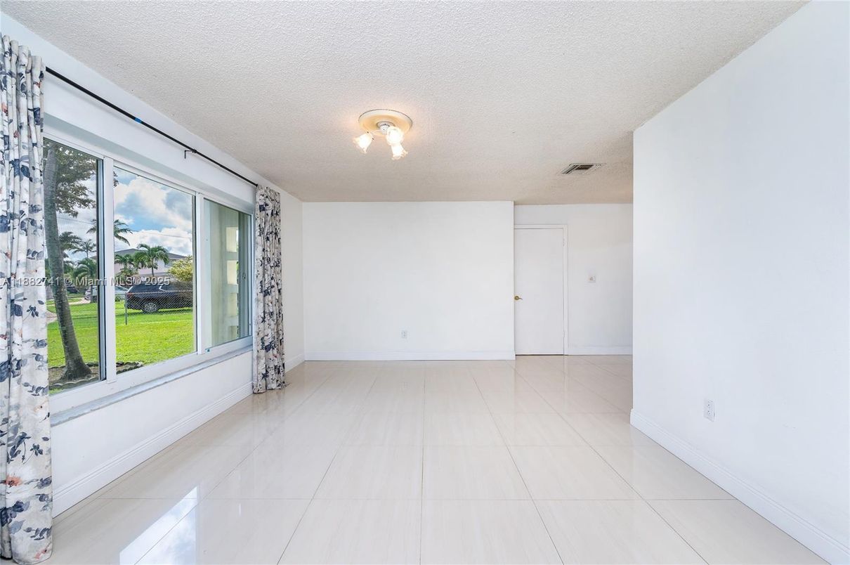 Empty room, Interior