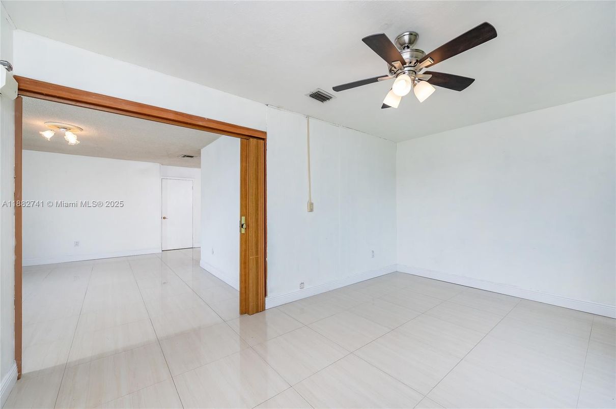 Empty room, Interior
