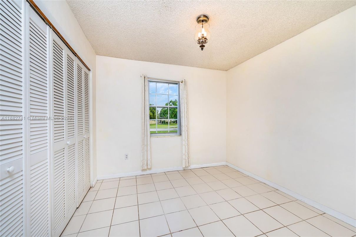 Empty room, Interior
