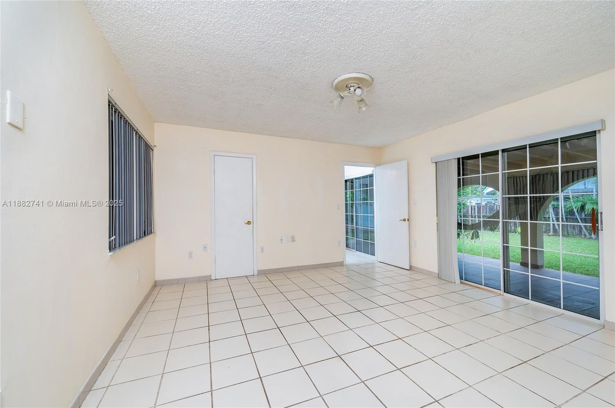 Empty room, Interior