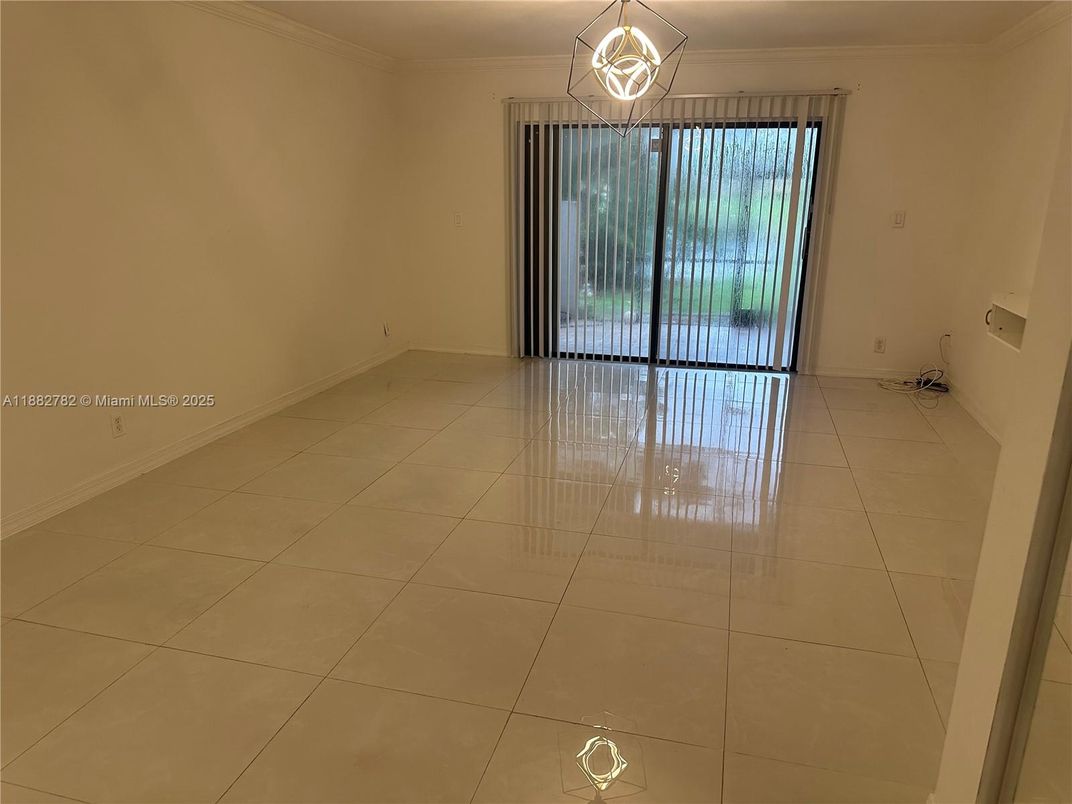 Empty room, Interior