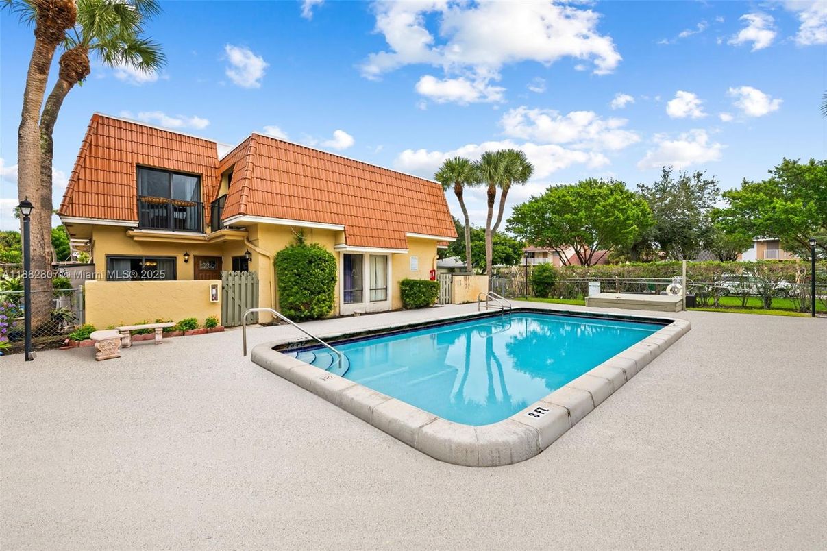 Exterior, Pool